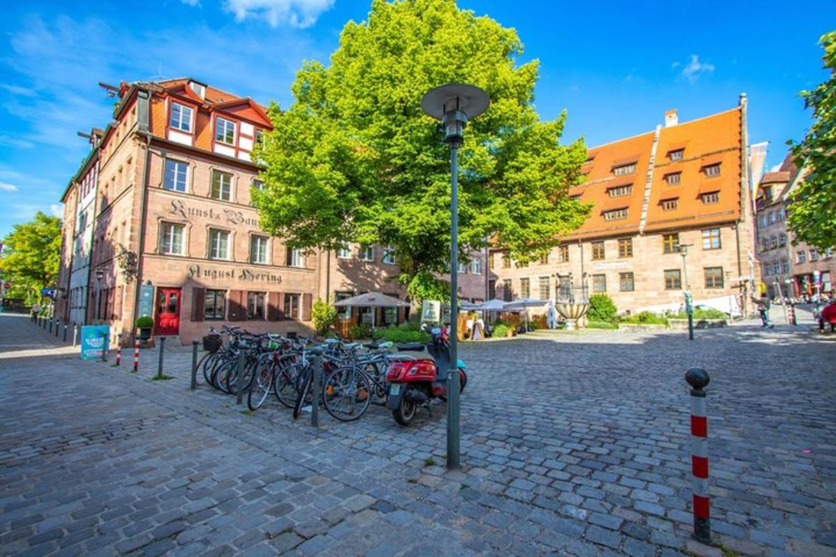 un gruppo di biciclette parcheggiate accanto a una strada con edifici