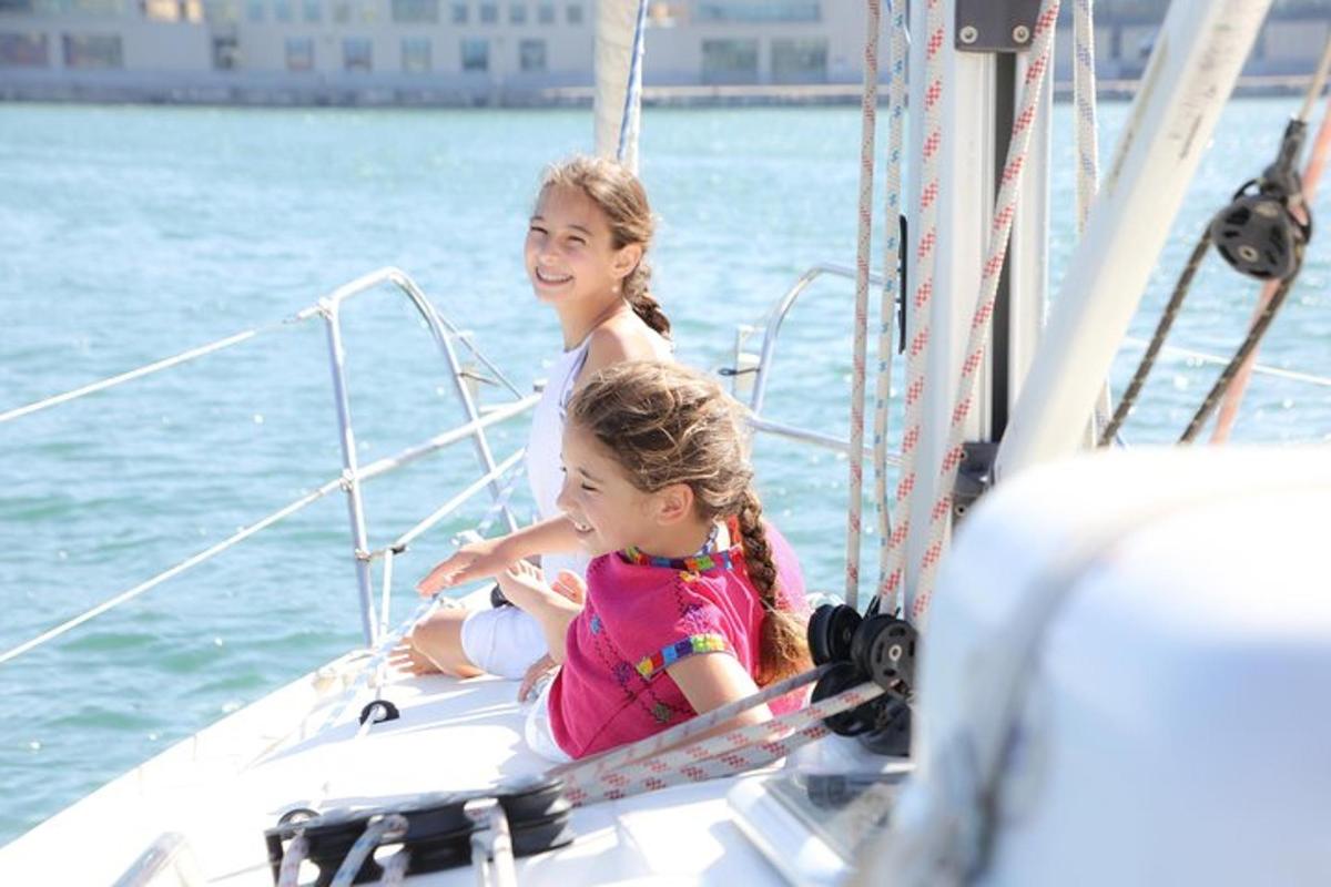 due giovani ragazze sedute su una barca a vela