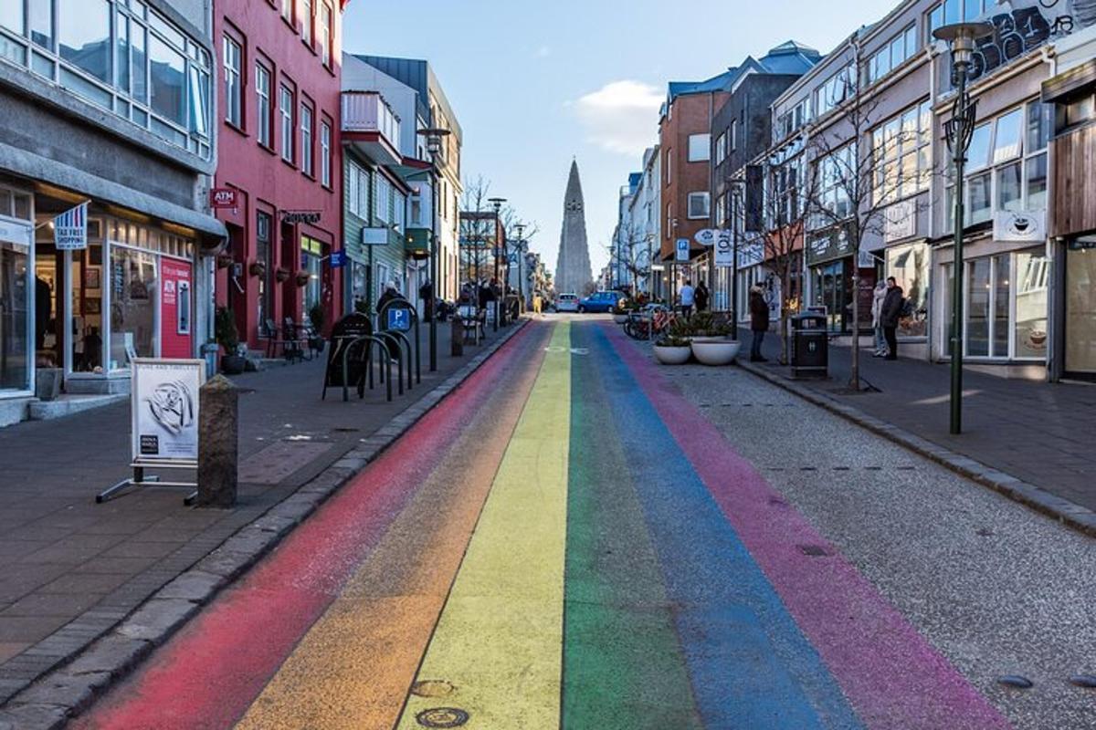 egy utca, amelyre szivárványt festettek