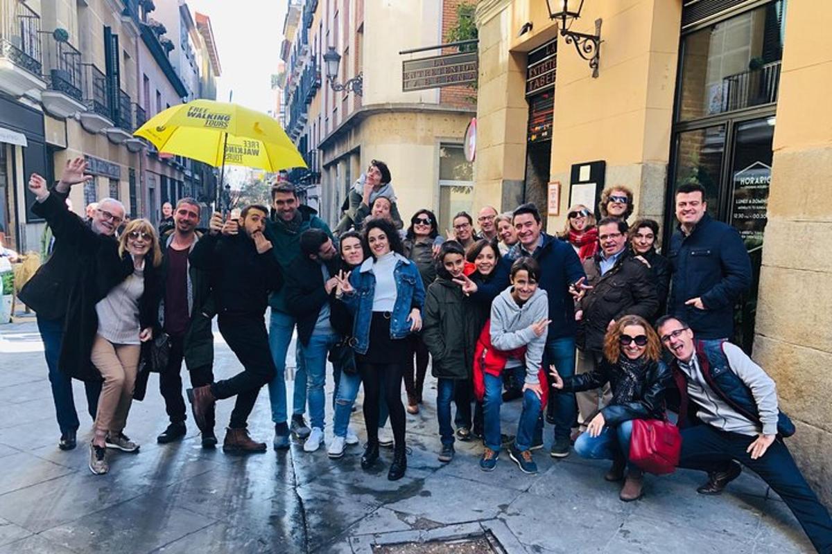 un gruppo di persone che posano per una foto in strada