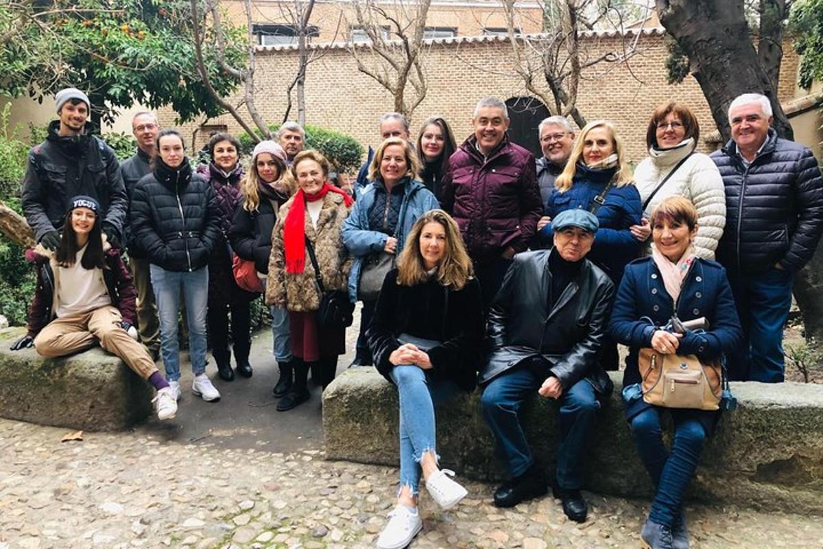 un gruppo di persone che posano per una foto