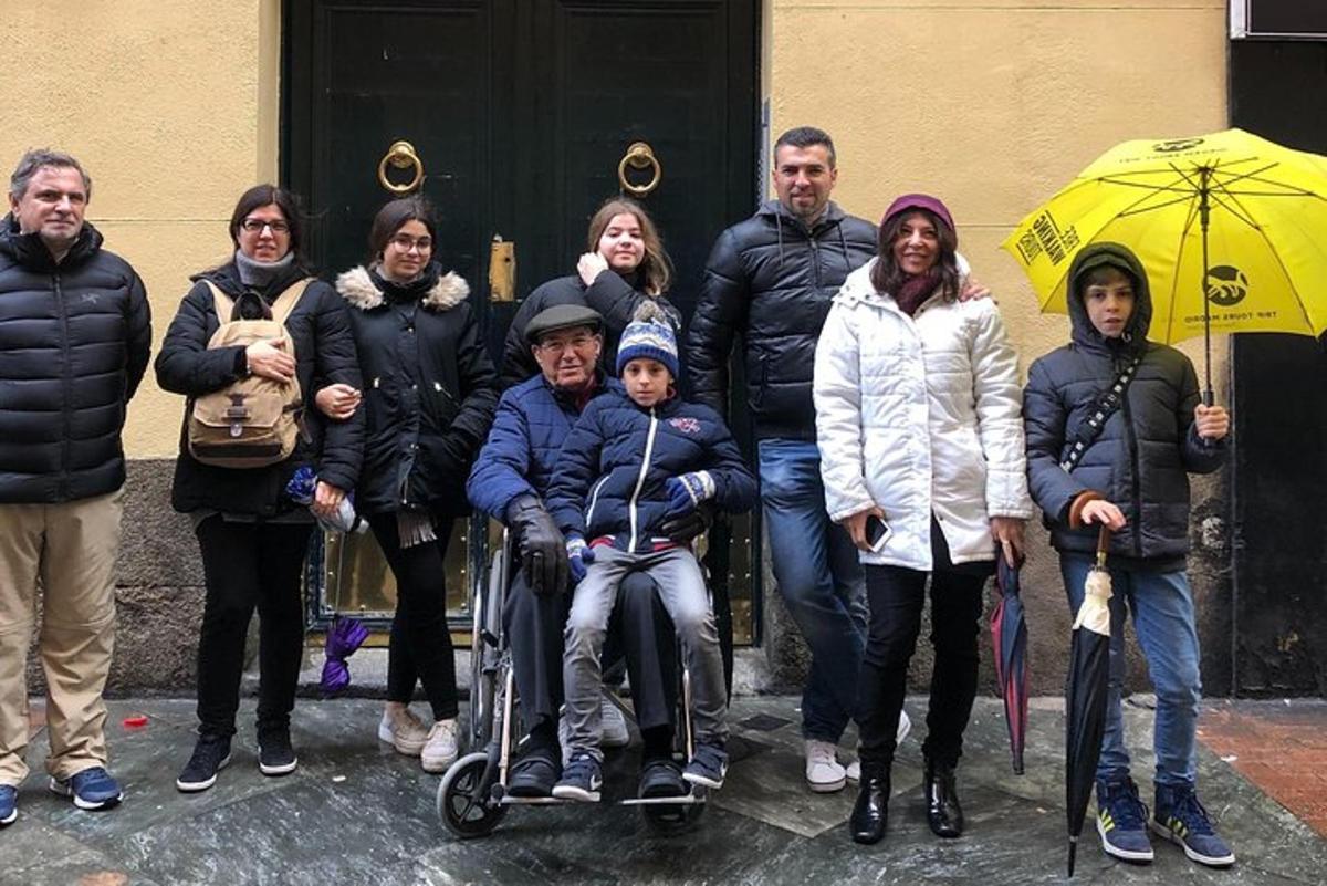 un gruppo di persone posa per una foto