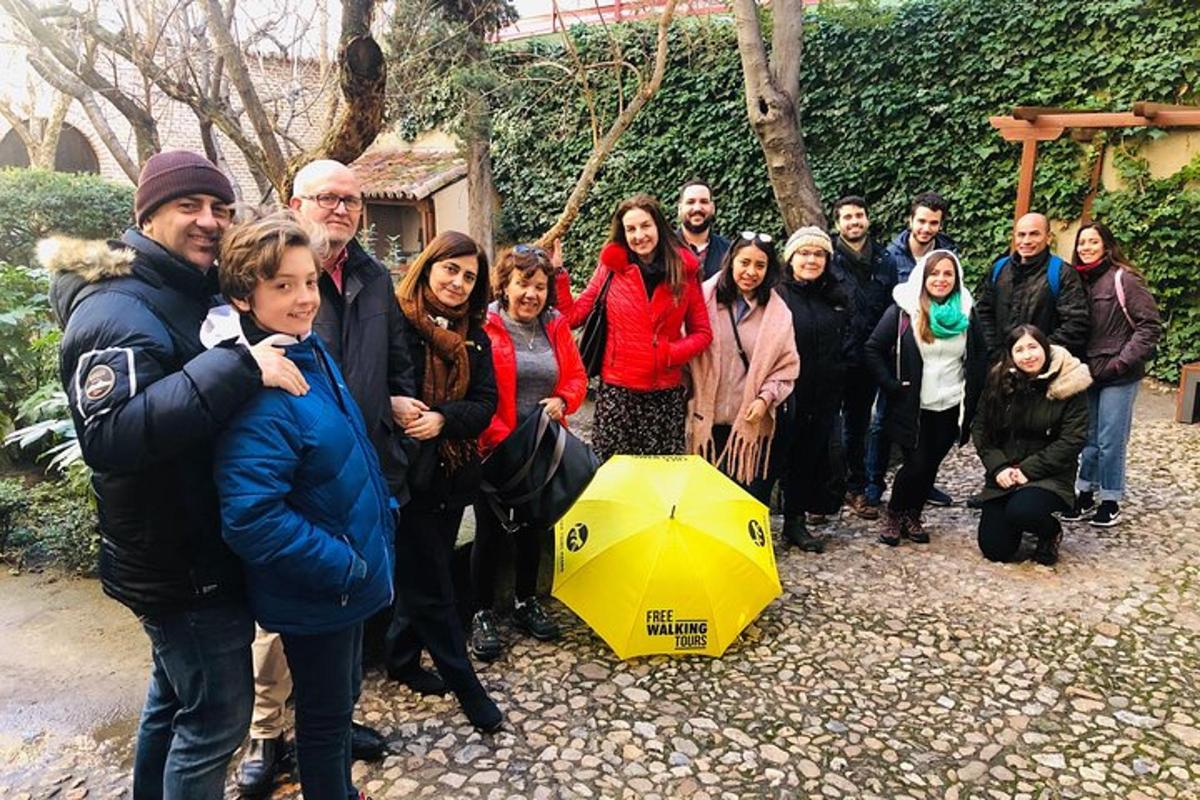 un gruppo di persone in posa per una foto con un ombrello giallo
