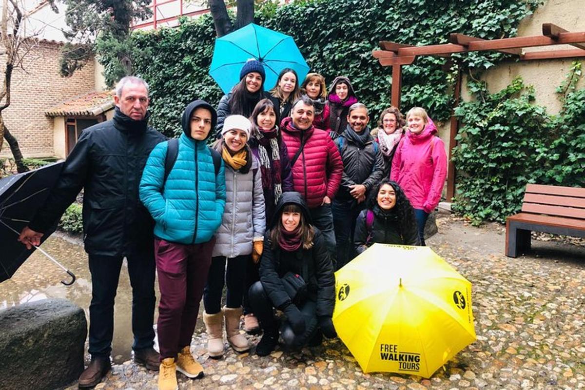 un gruppo di persone in posa per una foto con gli ombrelli