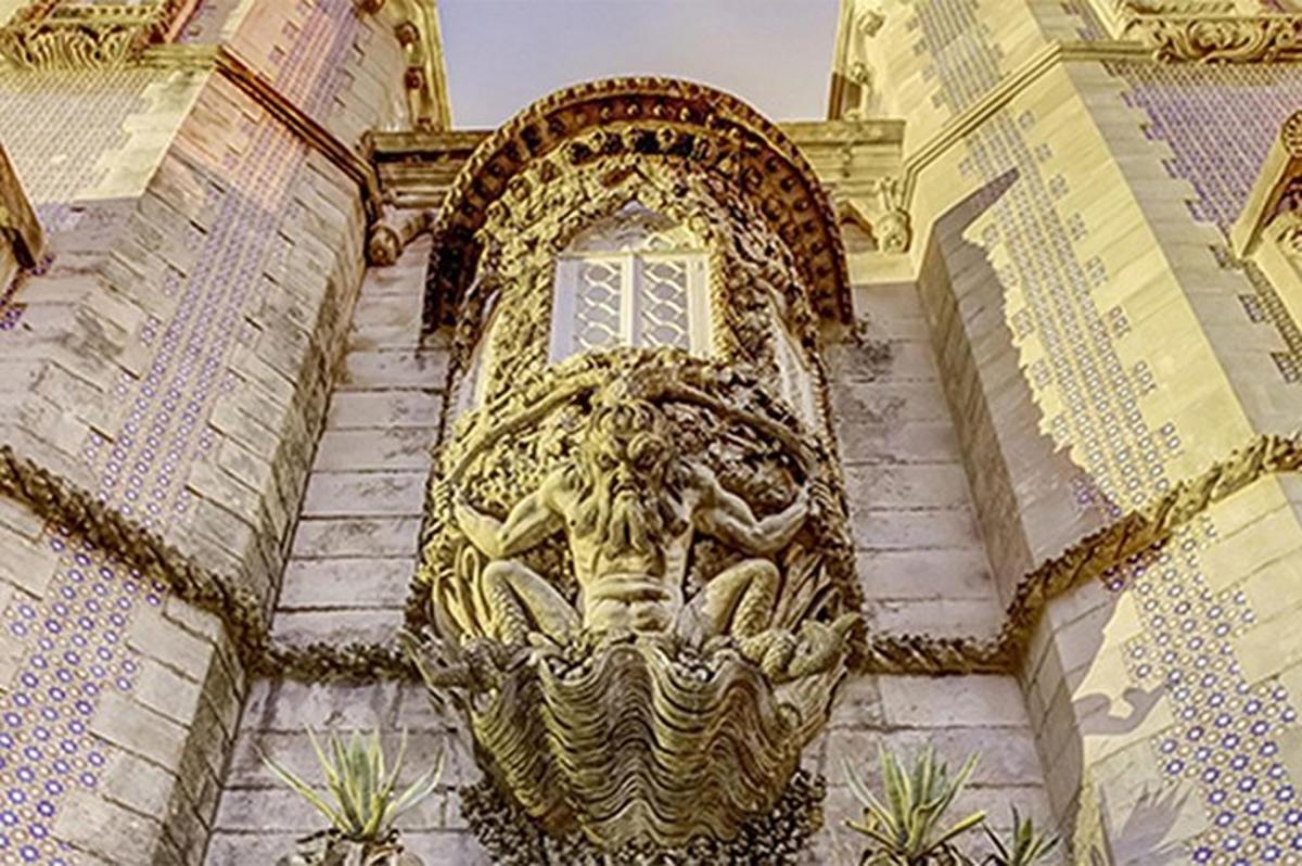 una statua d'oro sul lato di un edificio