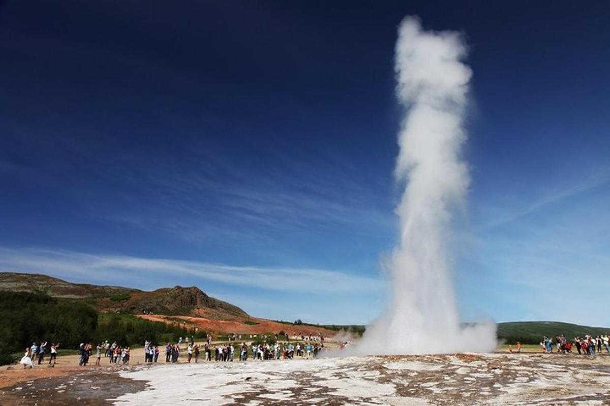 geyser di gurun dengan kerumunan orang