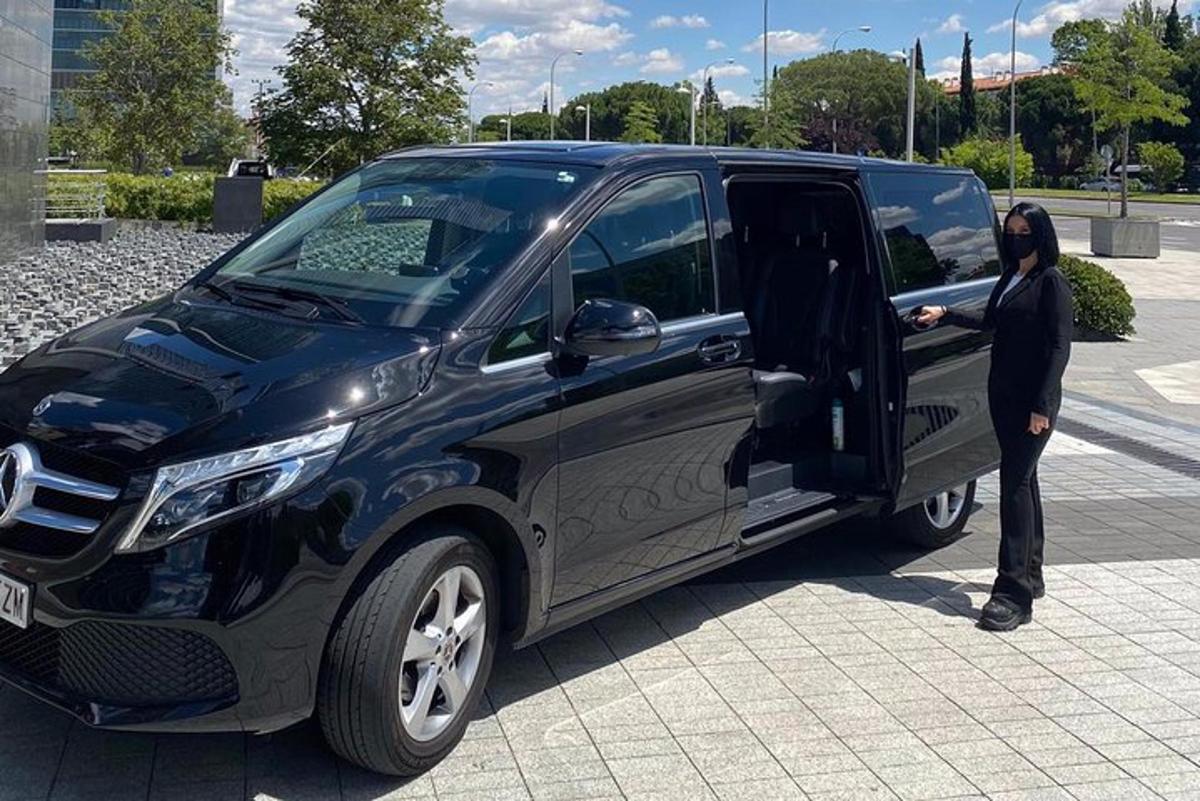 Una mujer se sube a una camioneta negra