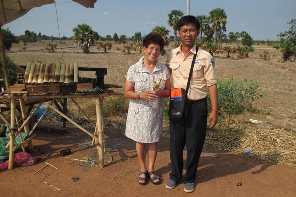 seorang lelaki dan seorang wanita berdiri di sebelah meja