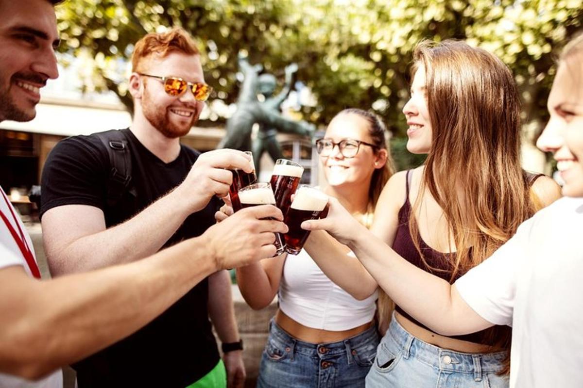 skupina ljudi, ki držijo kozarce vina