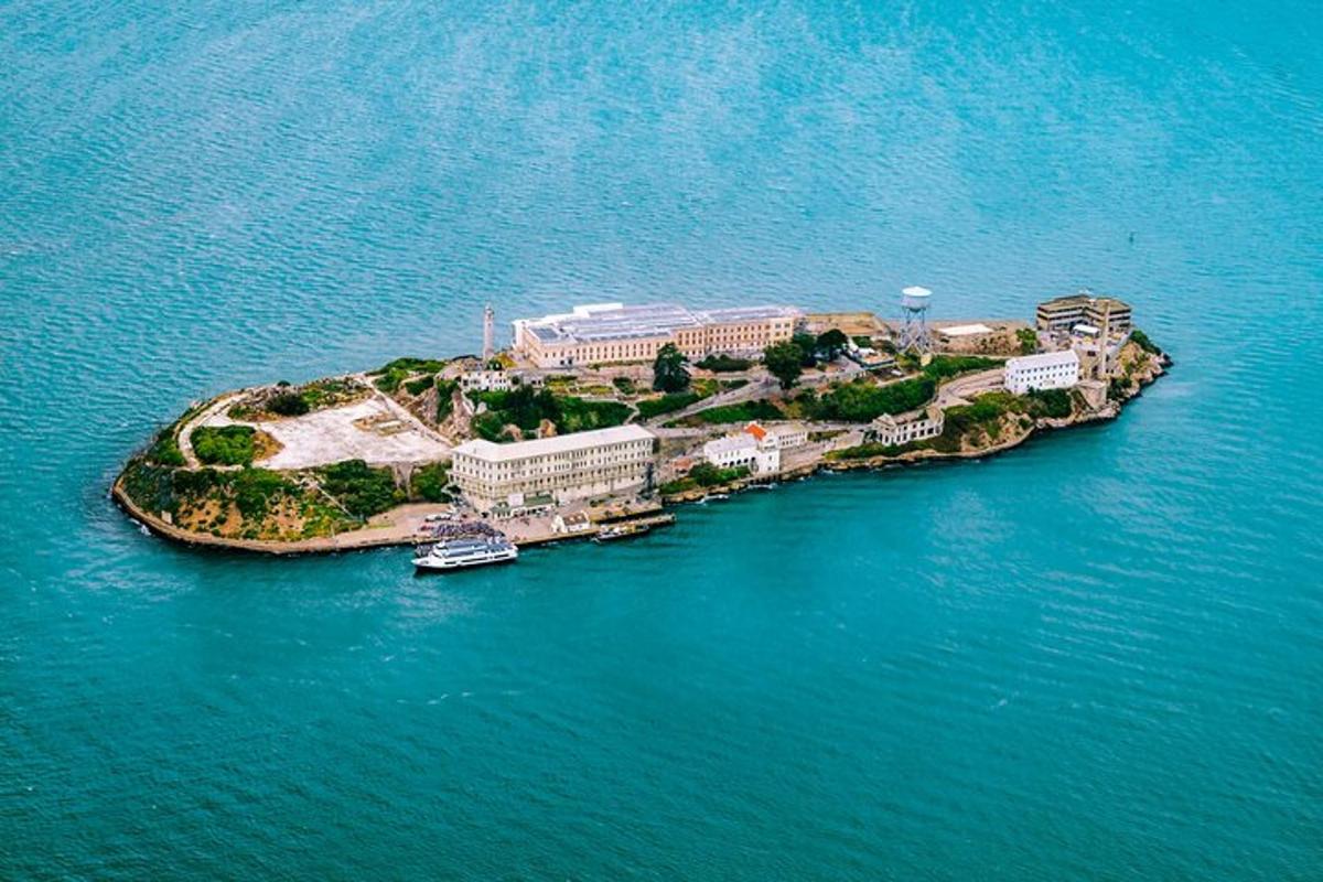 sebuah pulau di tengah-tengah air dengan bot