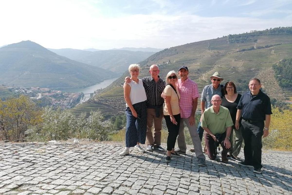 un gruppo di persone in posa per una foto su una montagna