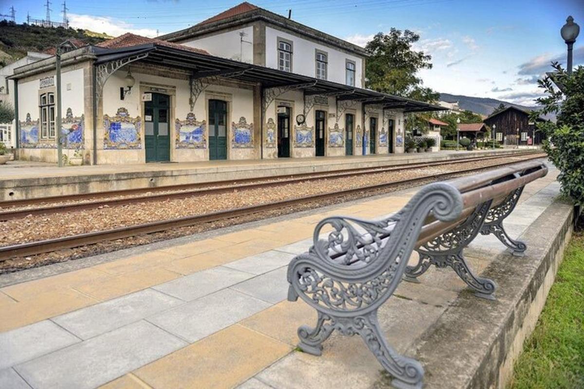 una panchina seduta di fronte a una stazione ferroviaria