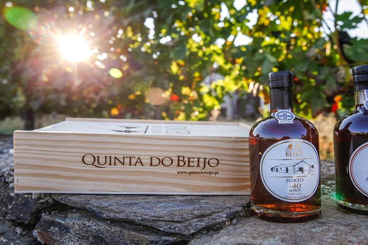 due bottiglie di vino accanto a una scatola di legno