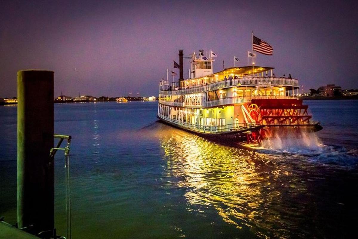 ein Kreuzfahrtschiff auf dem Wasser bei Nacht