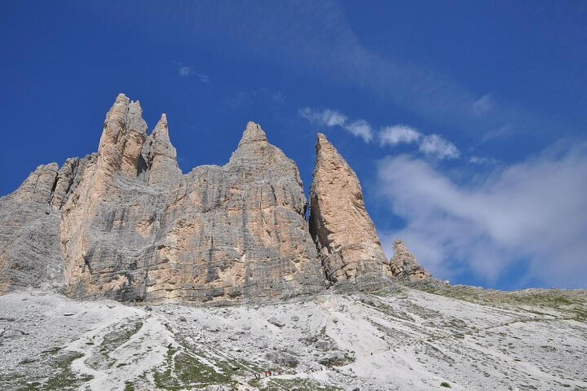 Una montaña rocosa con un cielo azul al fondo