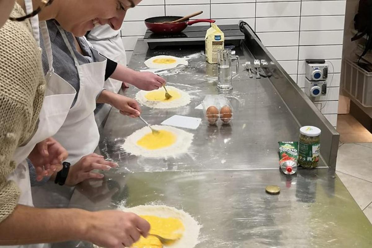 skupina lidí připravujících jídlo v kuchyni