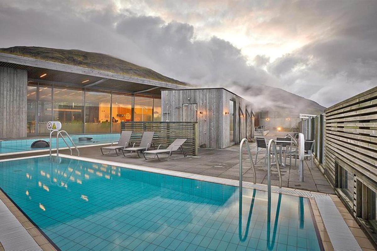 una casa con piscina e un edificio