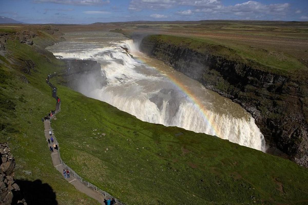 un gruppo di persone in piedi accanto a una cascata