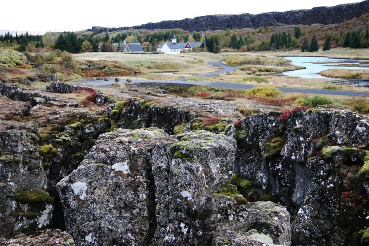 hópur af steinum með á í bakgrunni