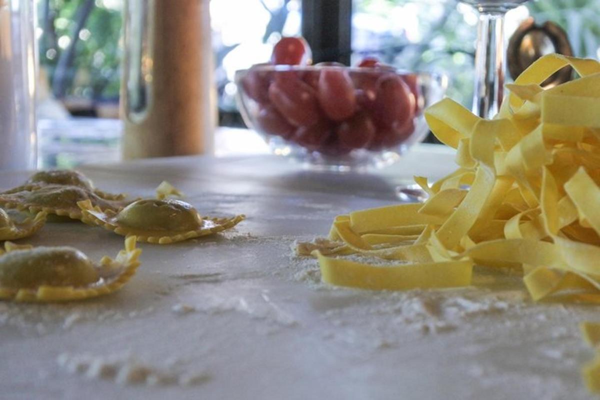 laud juustu, krabi ja toidukausiga