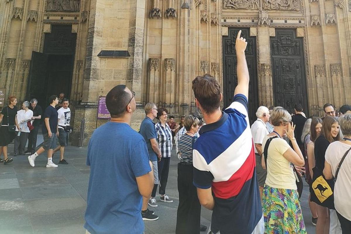un grup de persones dempeus davant d'una catedral