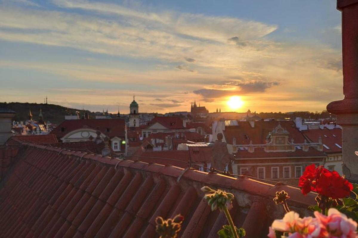 una vista d'una ciutat amb la posta de sol al fons