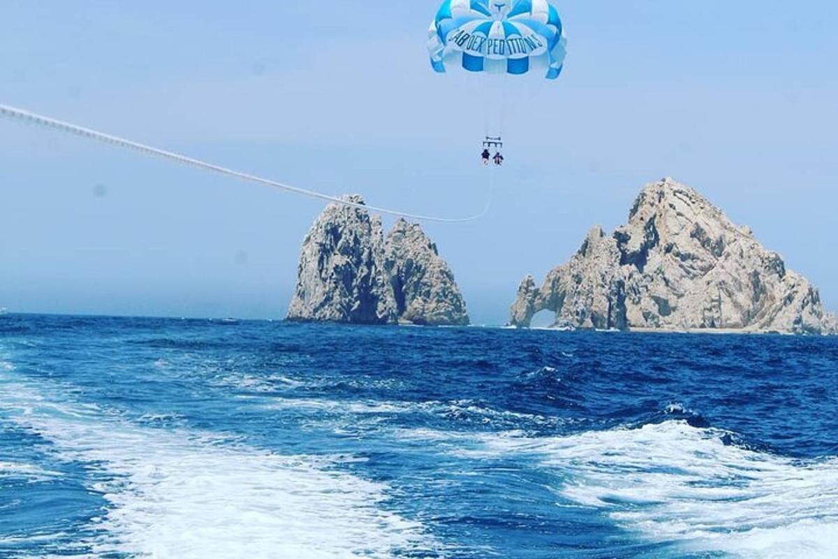 un aquilone che vola sopra uno specchio d'acqua con rocce