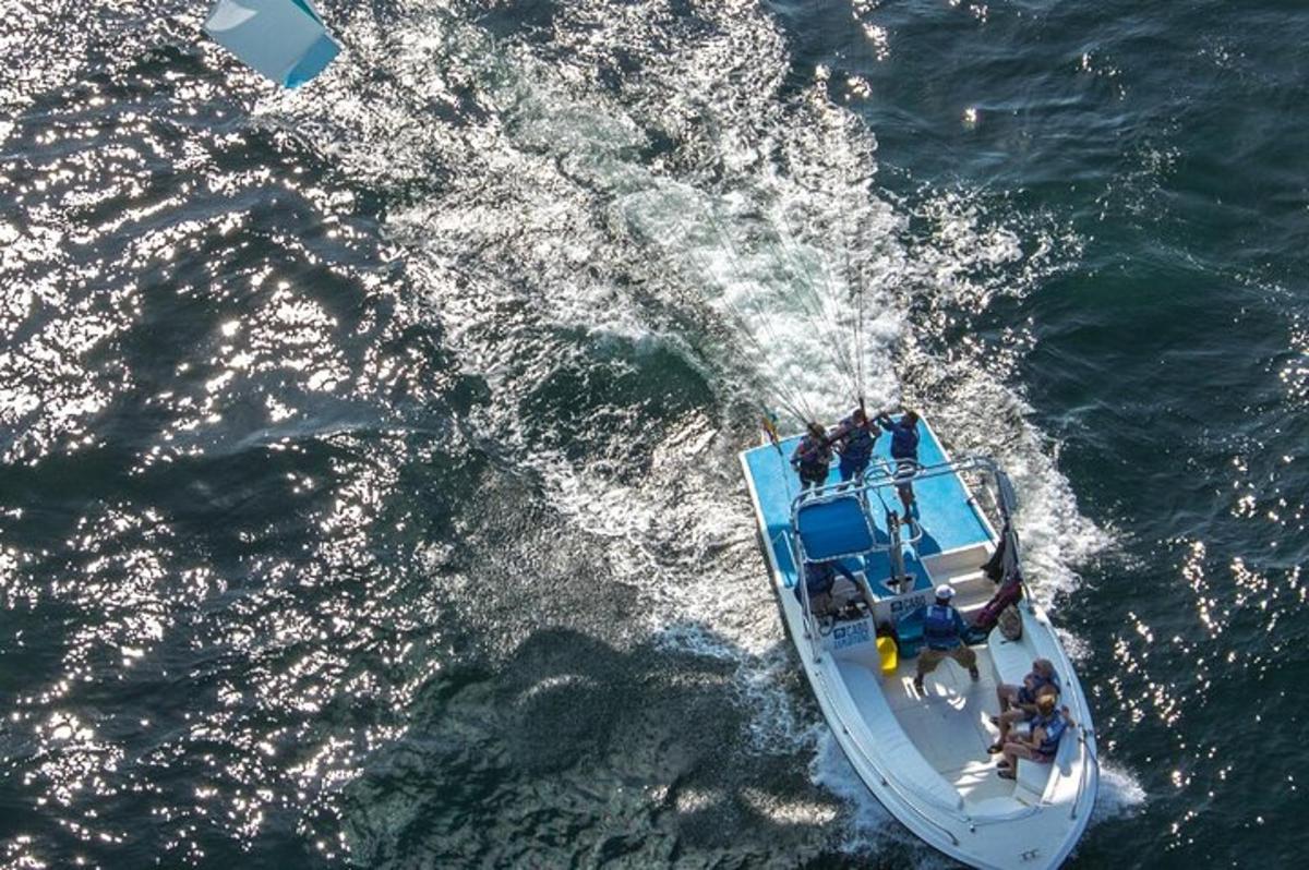 una vista dall'alto di una barca in acqua