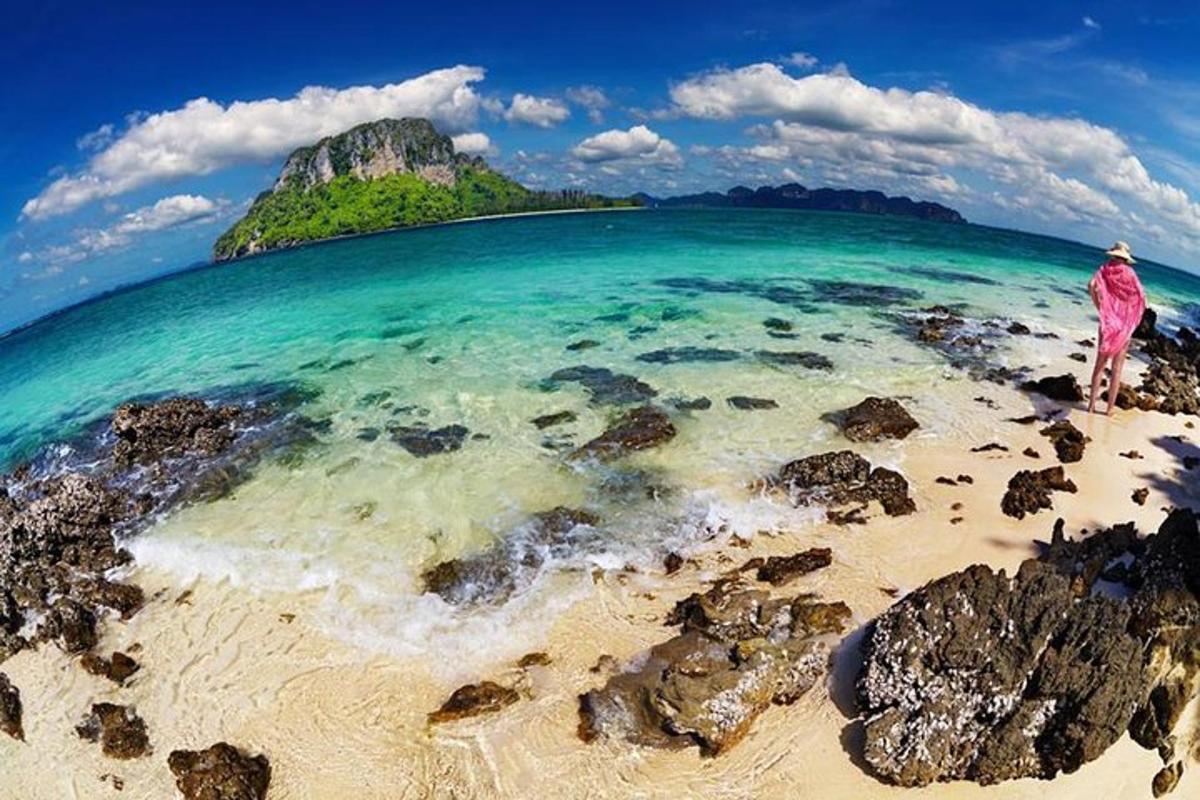 uma mulher em pé em uma praia perto do oceano