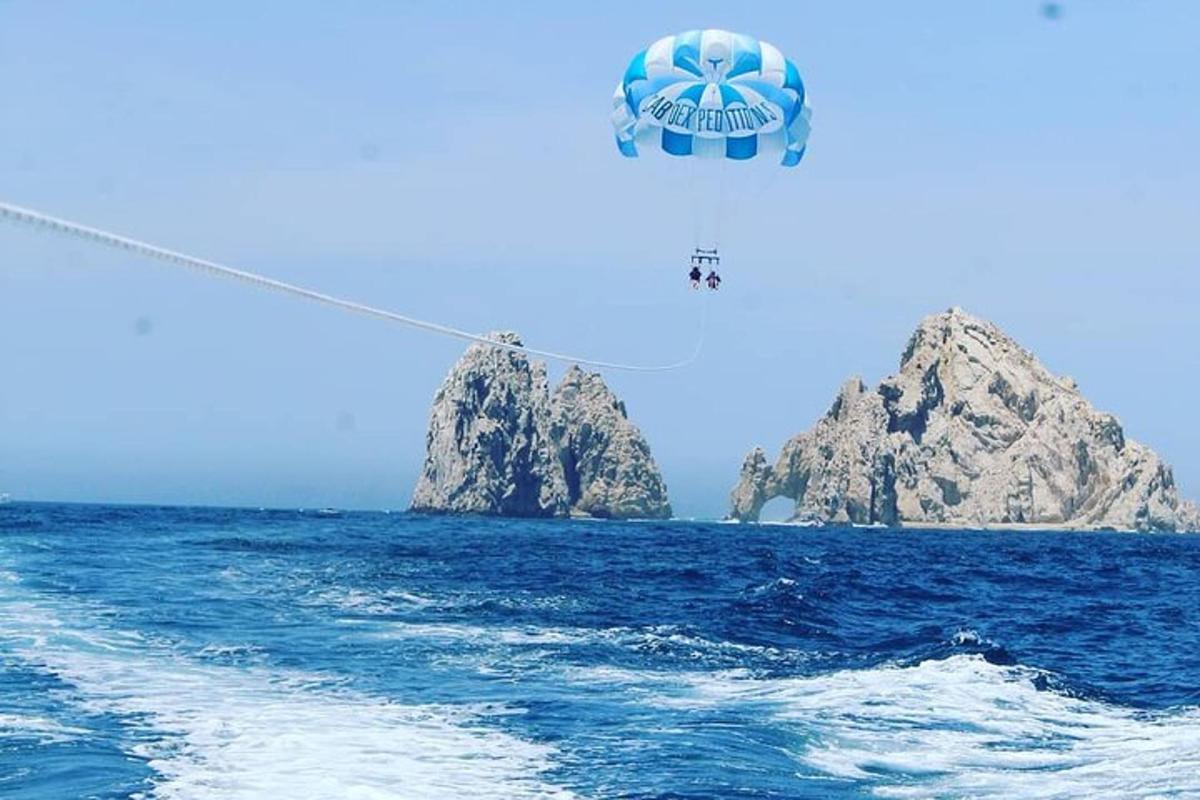 un aquilone che vola nel cielo sopra l'oceano