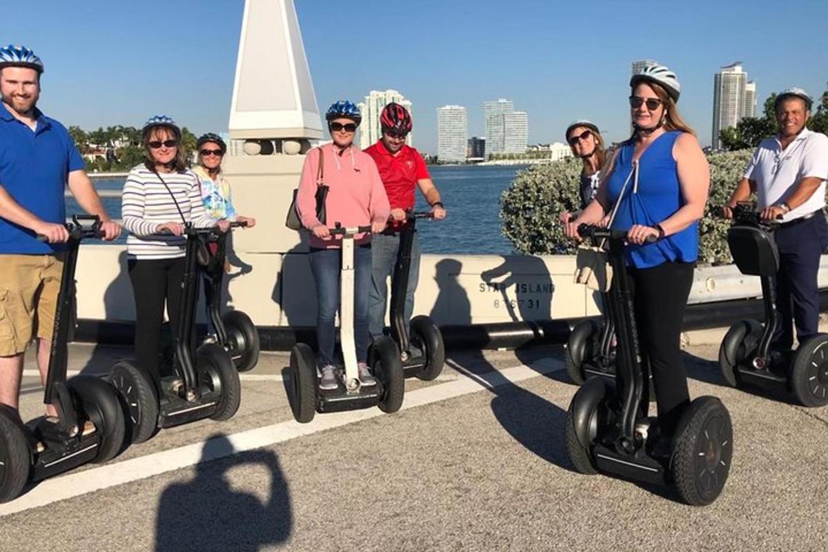 một nhóm người đi xe segway
