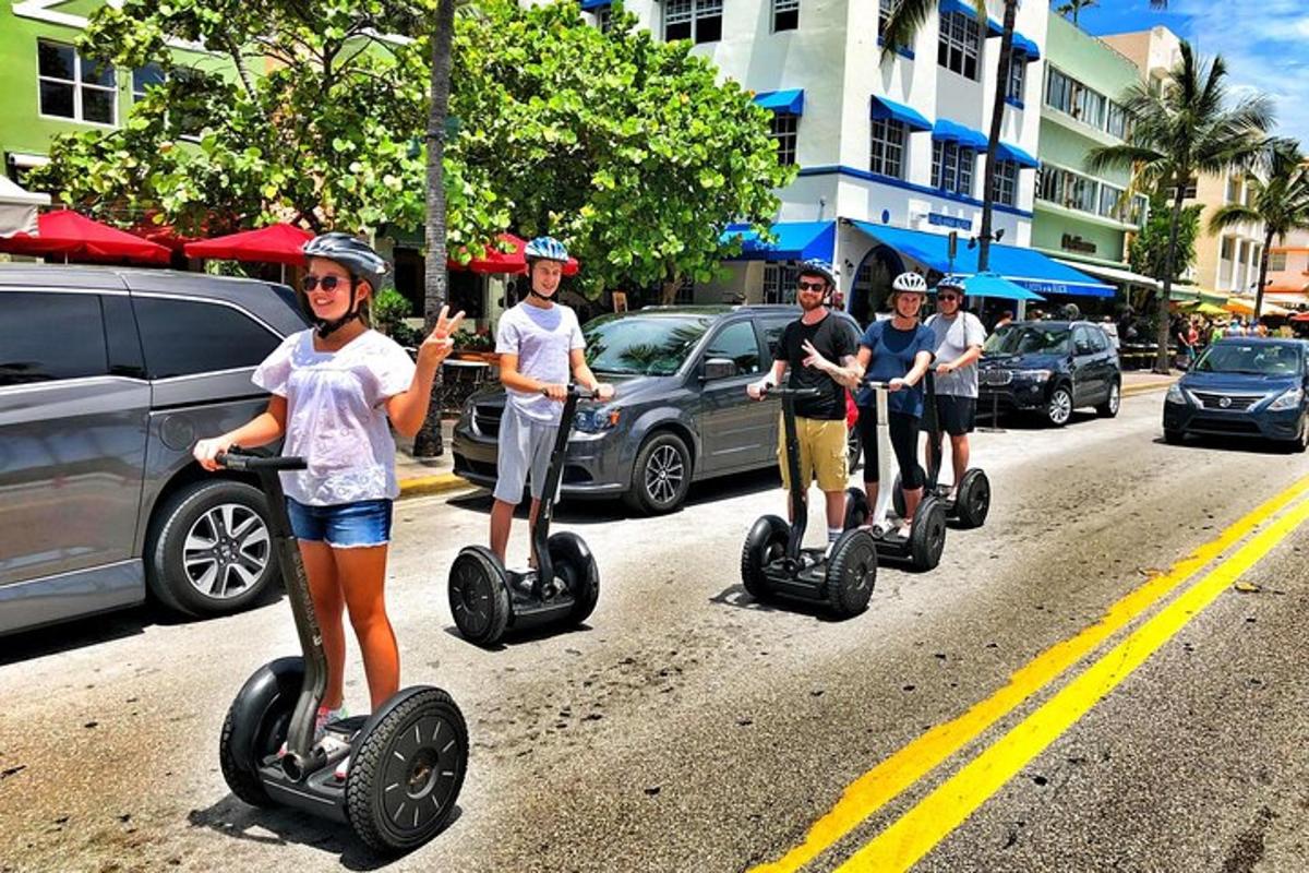 một nhóm người đang đi xe segway xuống phố