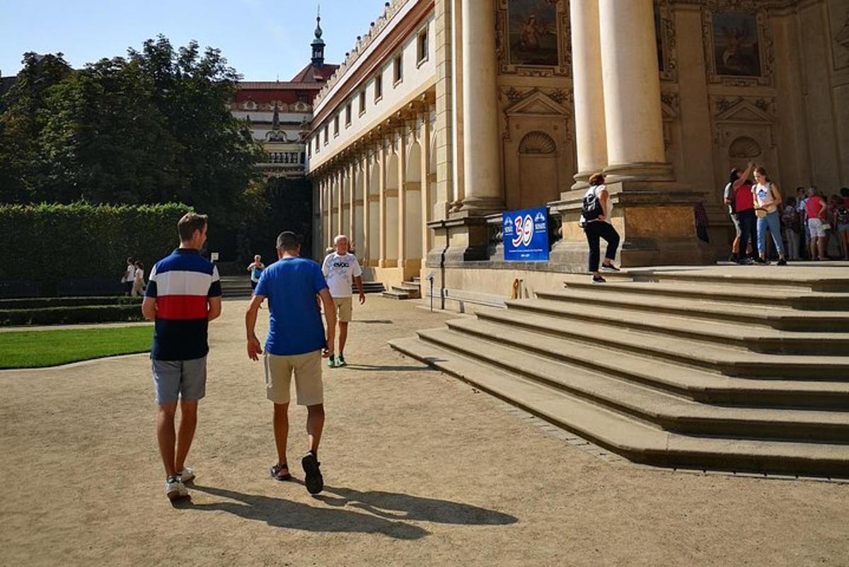 un grupo de personas caminando frente a un edificio