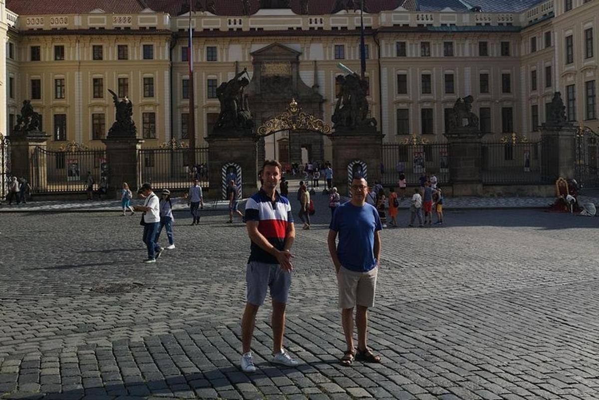 двоє людей стоять перед великою будівлею