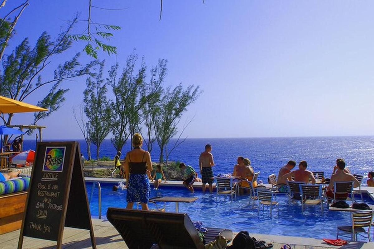 un gruppo di persone sedute attorno a una piscina