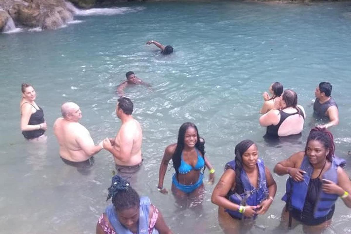 un gruppo di persone in piedi nell'acqua