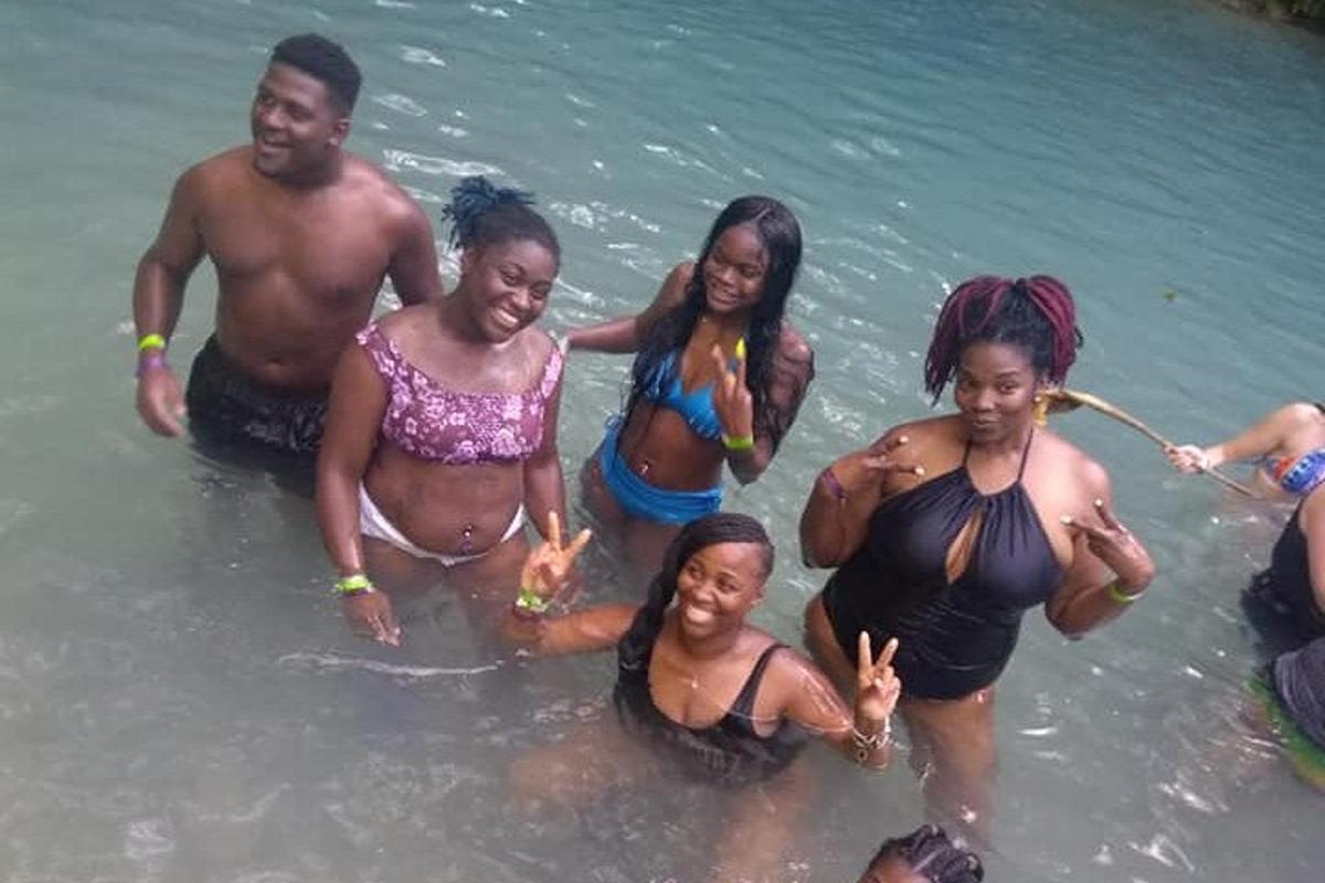 un gruppo di persone in piedi nell'acqua