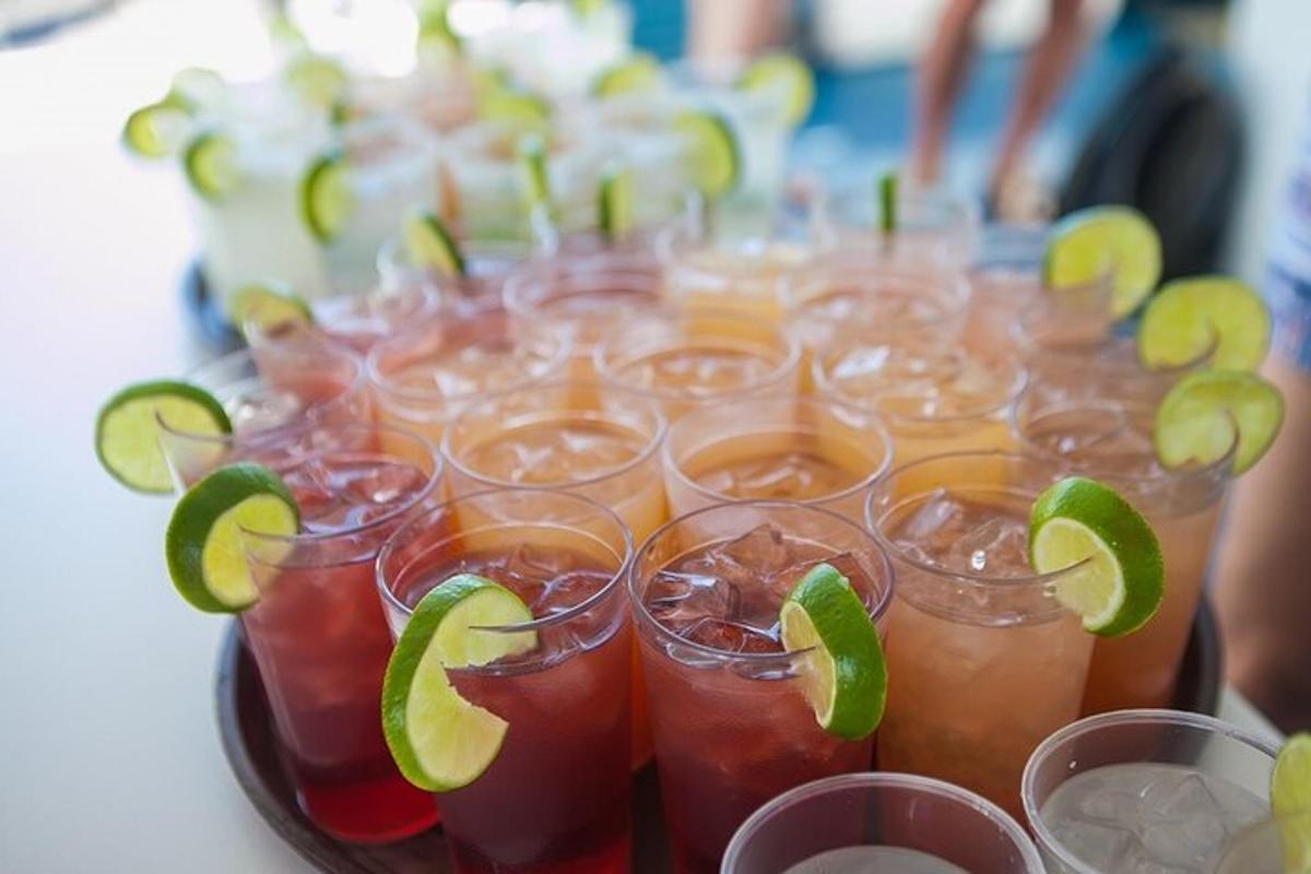 dulang minuman dengan hirisan limau nipis di atasnya