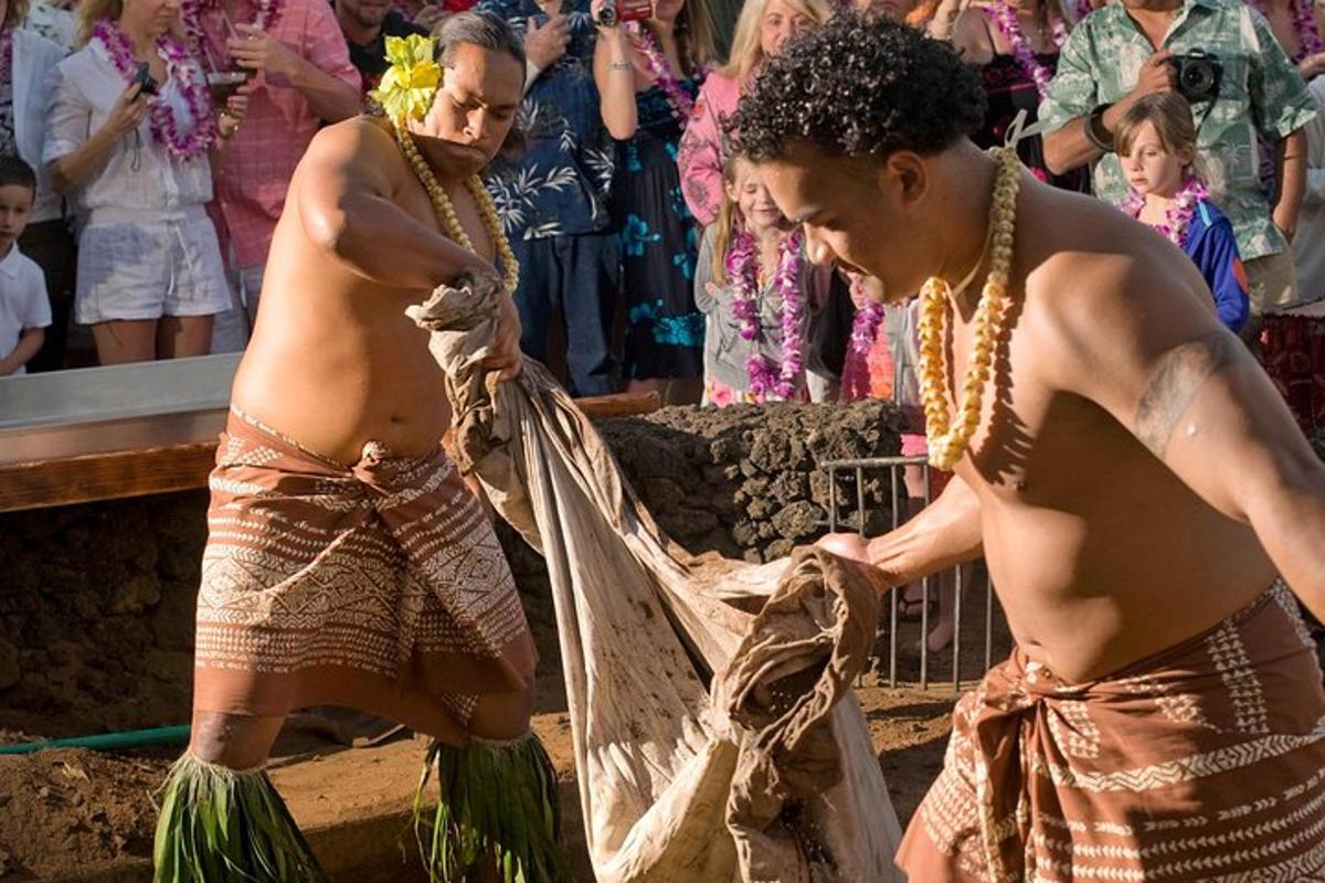 dois homens fantasiados em pé na frente de uma multidão