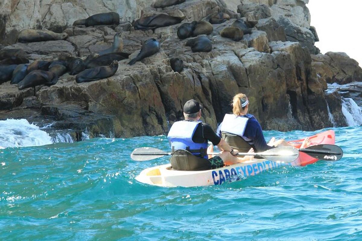 twee mensen zitten op een kajak in het water