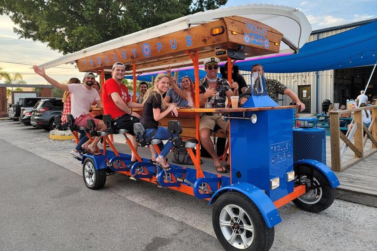 eine Gruppe von Menschen, die auf einem Wagen fahren