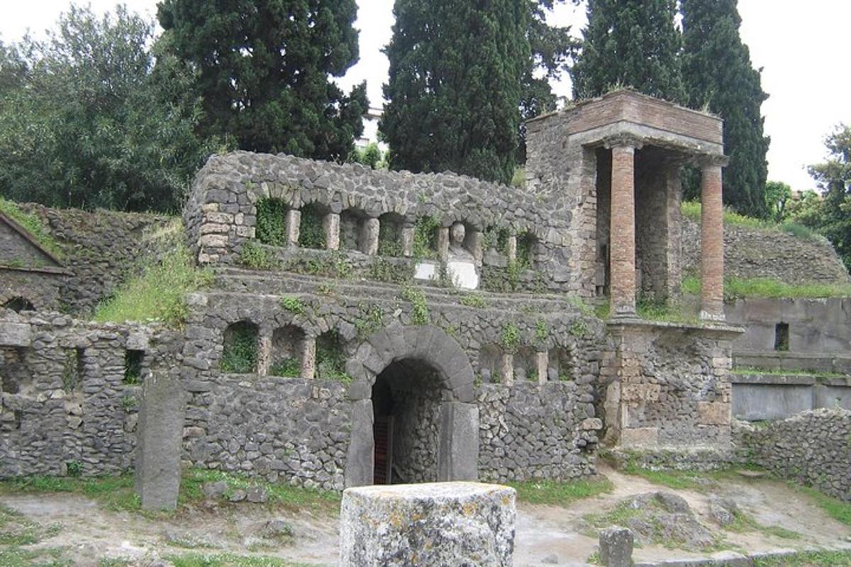 un edificio in pietra con un cane seduto sopra