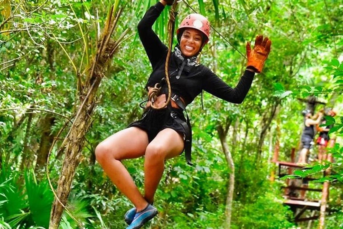 žena na ziplineu u šumi