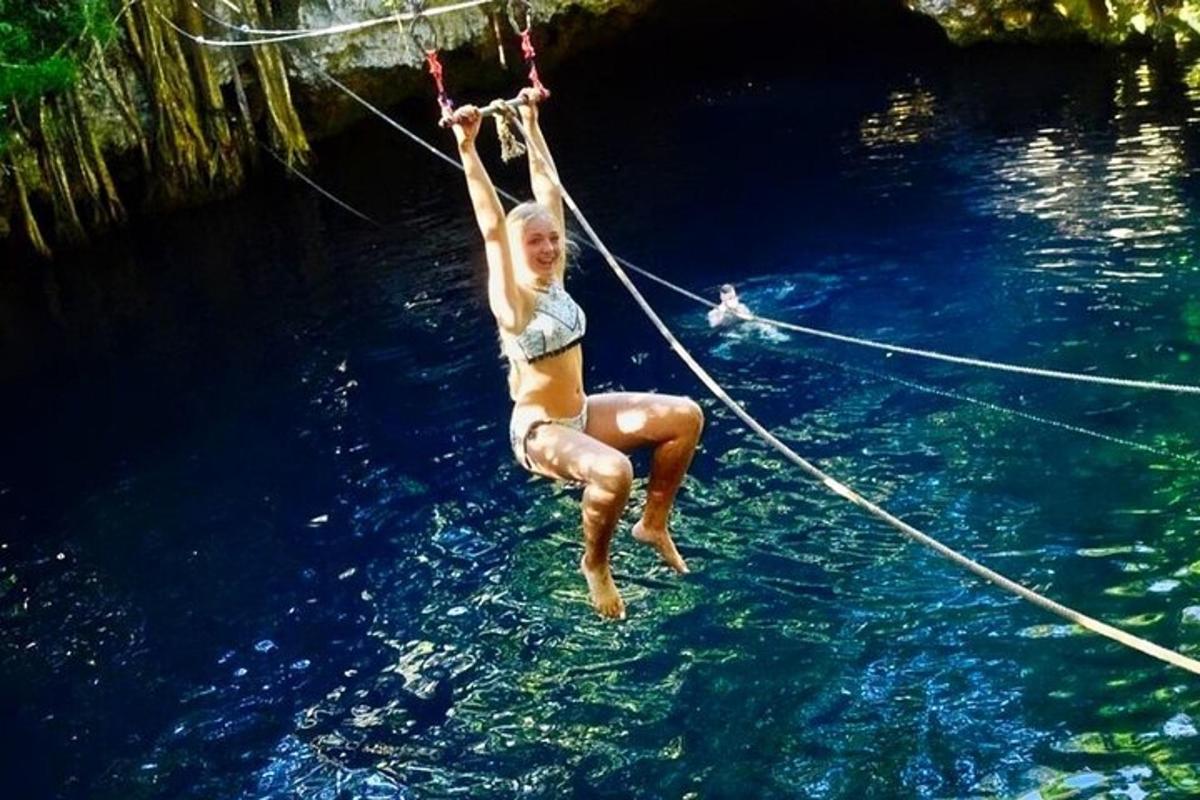 một người phụ nữ đang ở trên một sợi dây thừng trong nước