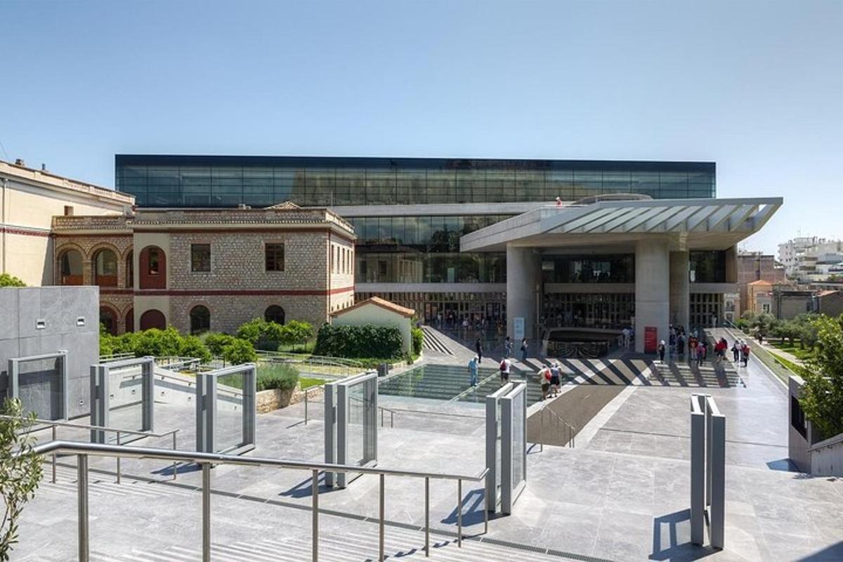 um grande edifício com pessoas caminhando na frente dele