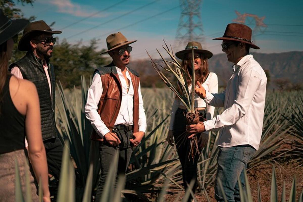 un groupe de personnes portant des chapeaux de cow-boy debout dans un champ