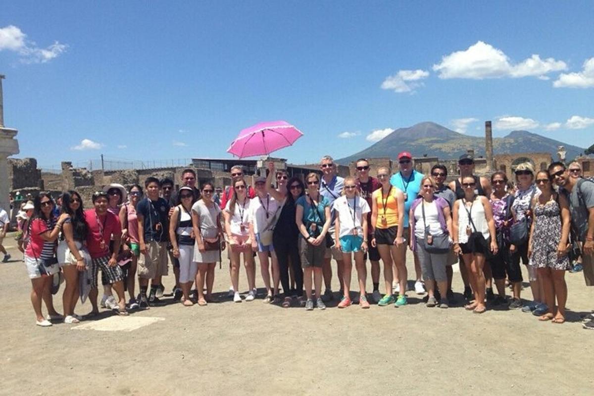 un folto gruppo di persone in posa per una foto