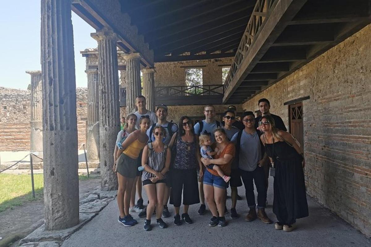 un gruppo di persone in posa per una foto davanti a un edificio