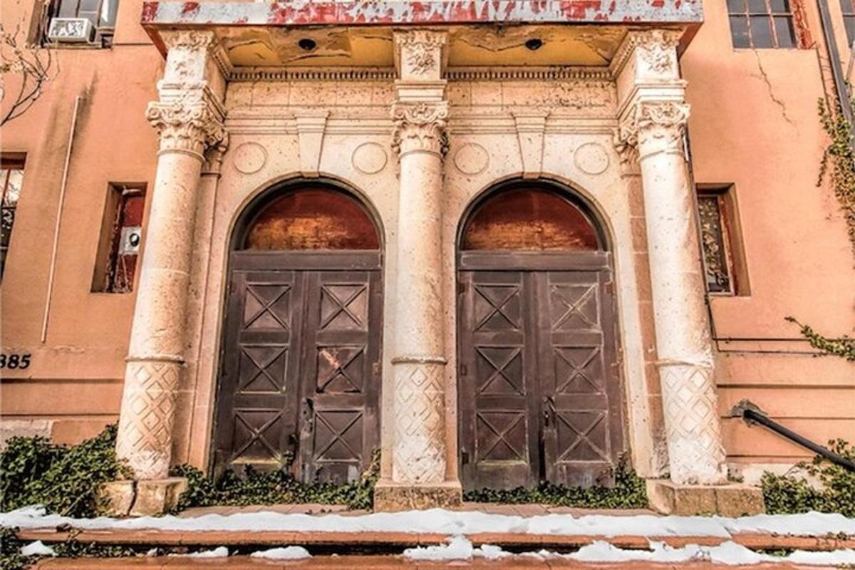 due grandi porte sul lato di un edificio