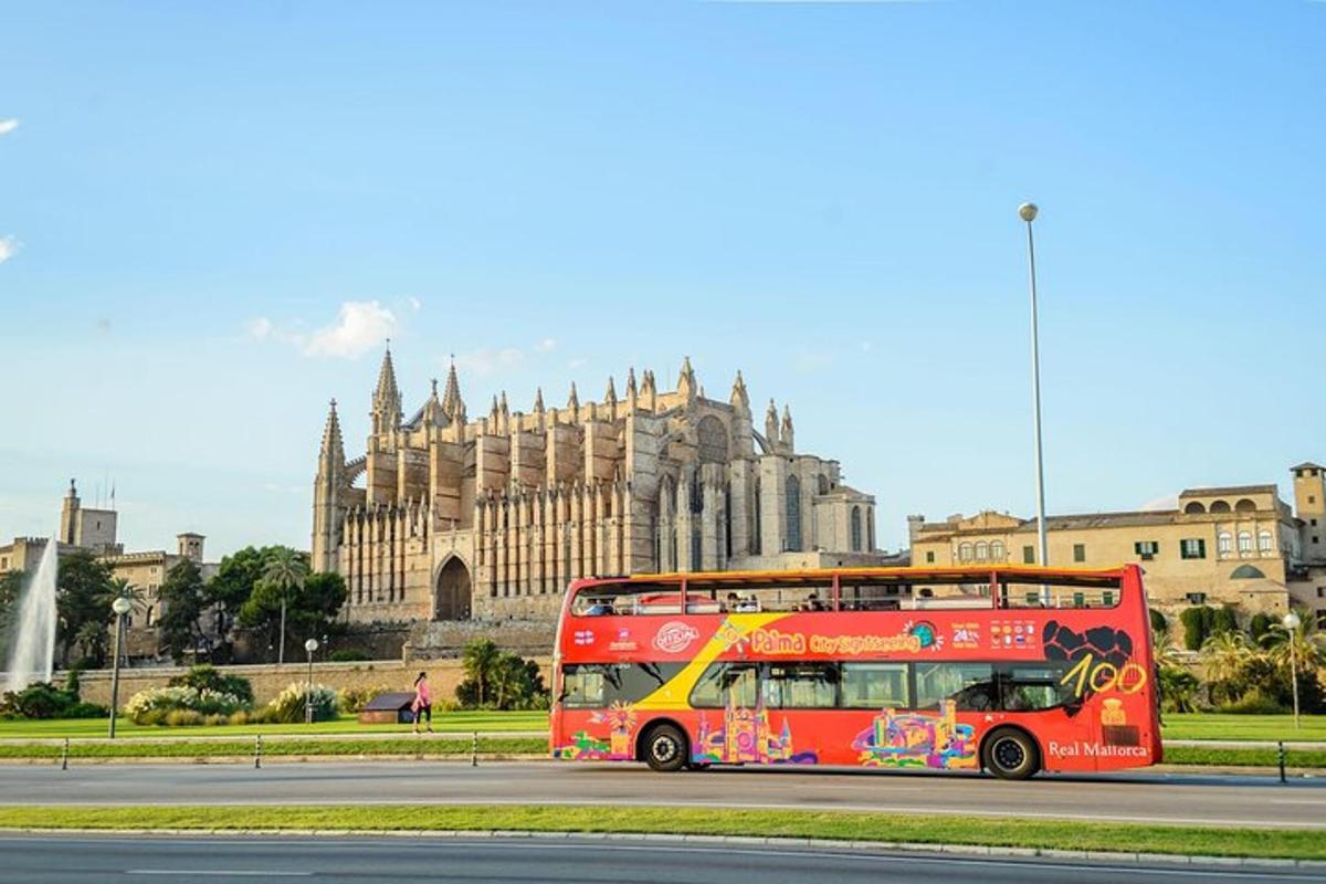 un autobus rosso a due piani che passa davanti a un edificio